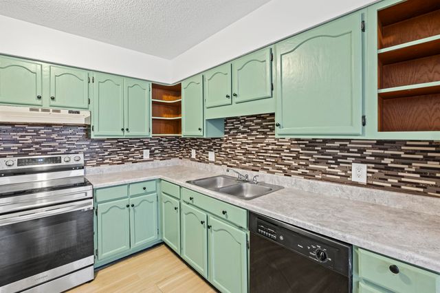 1642 RED BARN DR, Cordova, TN 38016