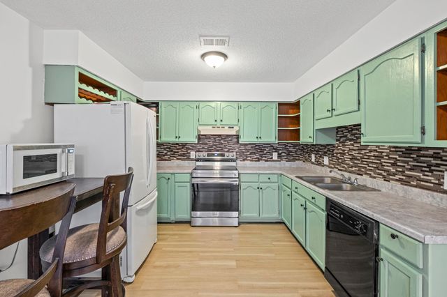 1642 RED BARN DR, Cordova, TN 38016