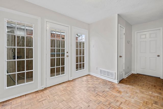 1642 RED BARN DR, Cordova, TN 38016