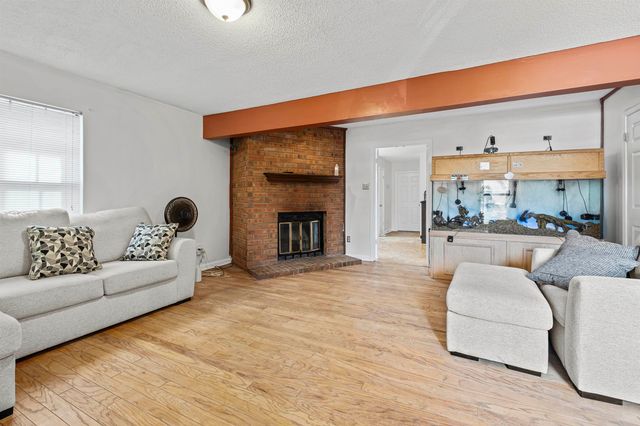 1642 RED BARN DR, Cordova, TN 38016