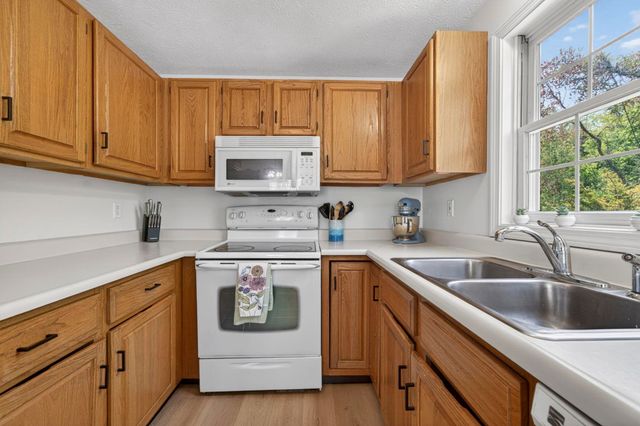 44 Brook Hollow Way, Manchester, NH 03103