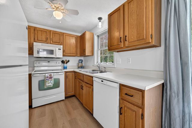 44 Brook Hollow Way, Manchester, NH 03103
