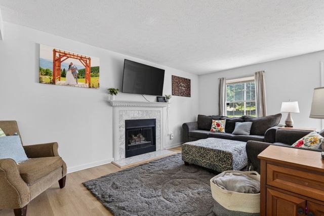 44 Brook Hollow Way, Manchester, NH 03103