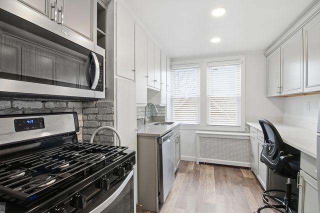 883 St. Clair Avenue, Grosse Pointe, MI 48230
