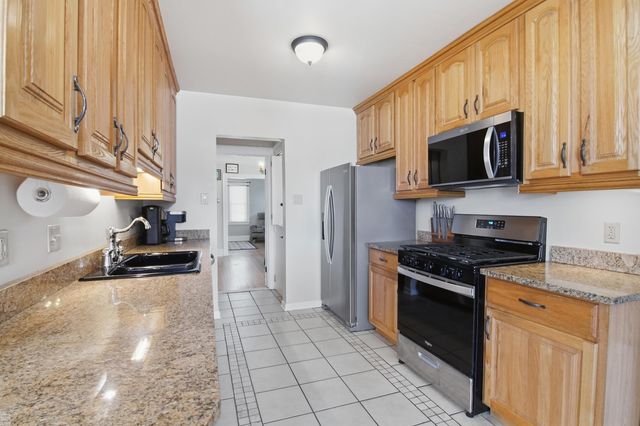 883 St. Clair Avenue, Grosse Pointe, MI 48230
