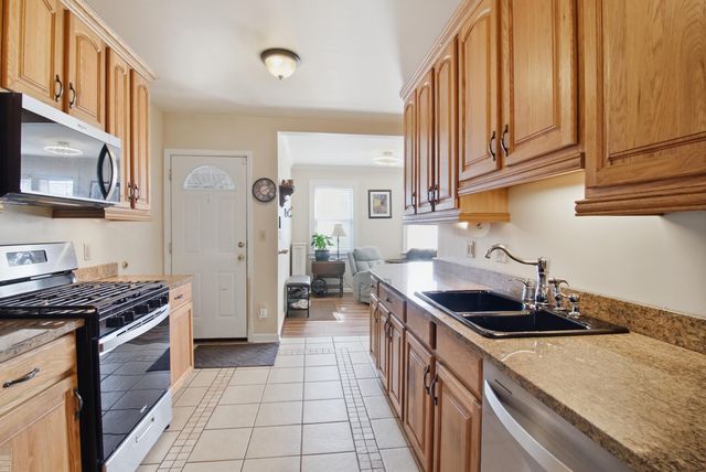 883 St. Clair Avenue, Grosse Pointe, MI 48230