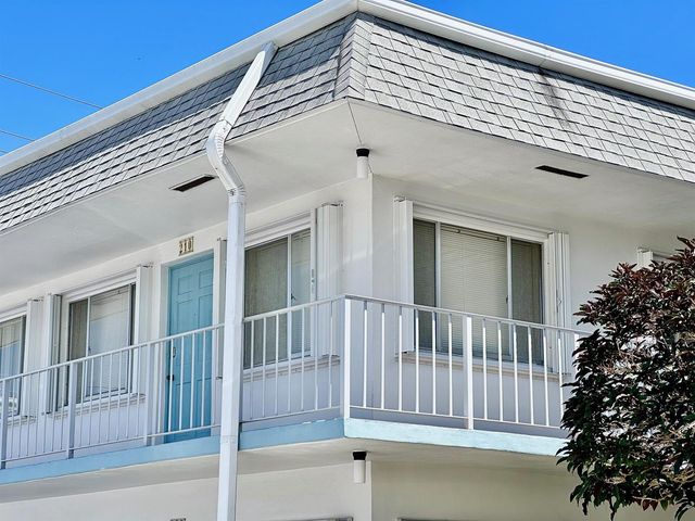 2880 Lake Osborne Drive 210, Lake Worth Beach, FL 33461