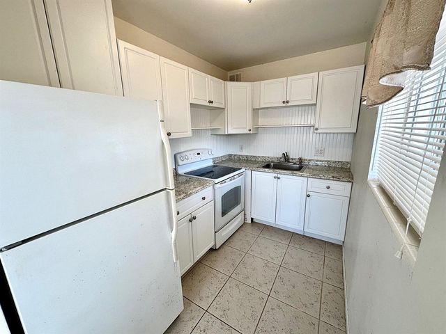 2880 Lake Osborne Drive 210, Lake Worth Beach, FL 33461