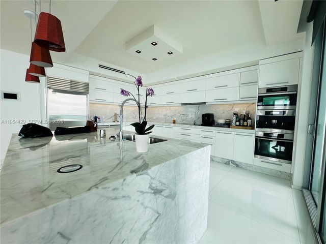 900 Biscayne Blvd 6207, Miami, FL 33132