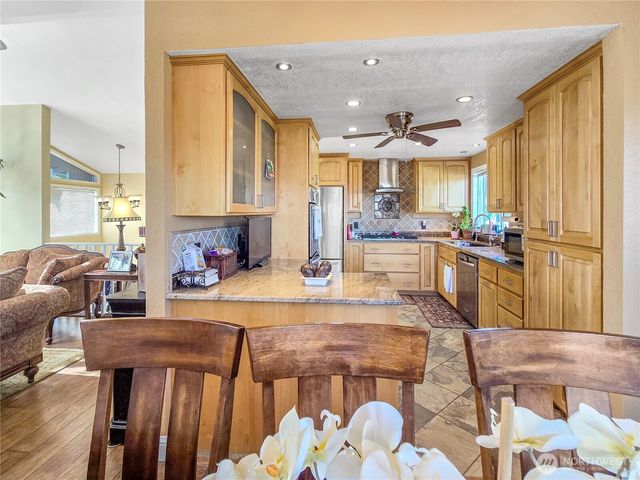 178 NW Captain Court, Oak Harbor, WA 98277