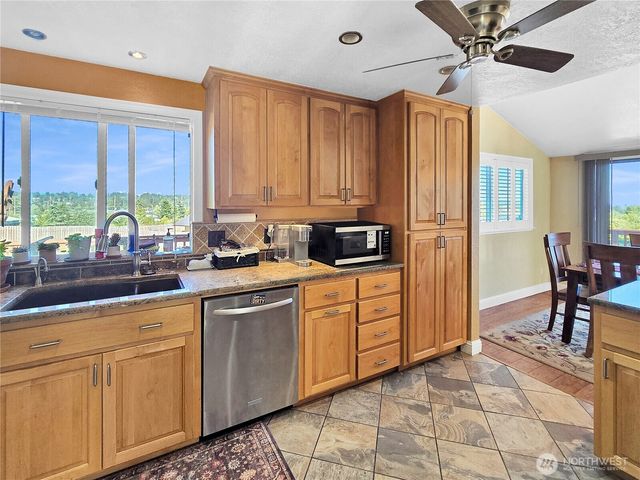 178 NW Captain Court, Oak Harbor, WA 98277