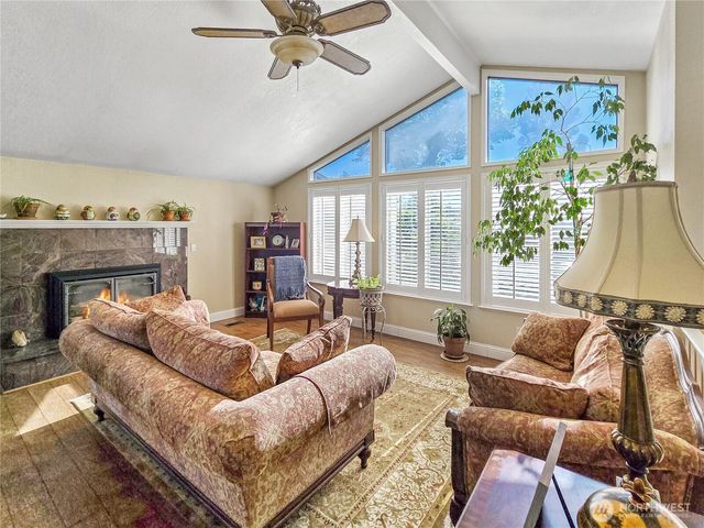 178 NW Captain Court, Oak Harbor, WA 98277