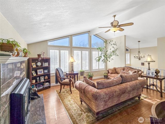 178 NW Captain Court, Oak Harbor, WA 98277