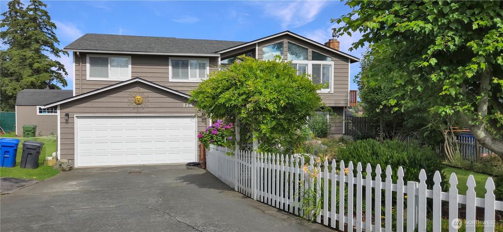 178 NW Captain Court, Oak Harbor, WA 98277