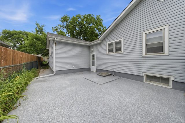 4618 W Lakeshore Drive, Mccullom Lake, IL 60050