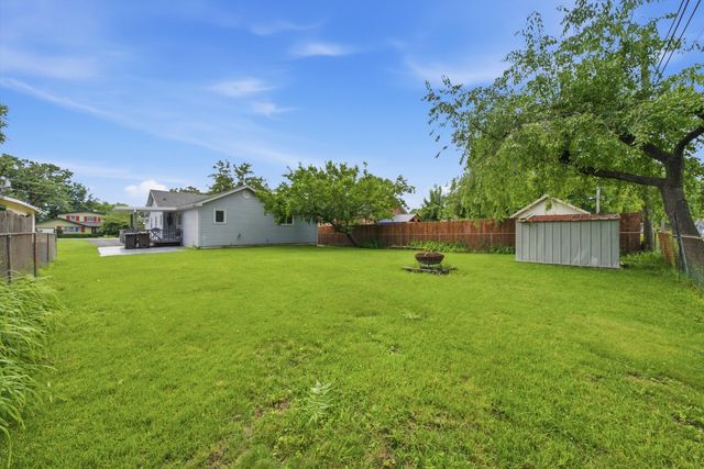 4618 W Lakeshore Drive, Mccullom Lake, IL 60050