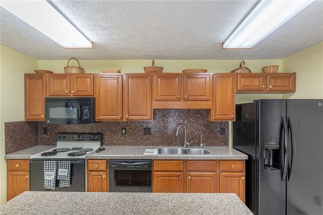 6685 Oakwood Lane, Huber Heights, OH 45424