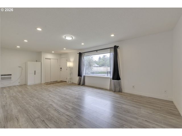 11820 Sw TIEDEMAN Ave, Portland, OR 97223