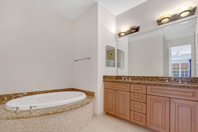 4711 Artesa Way E, Palm Beach Gardens, FL 33418