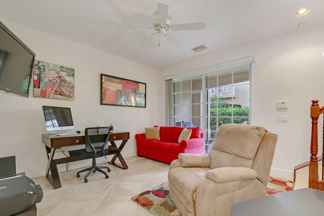 4711 Artesa Way E, Palm Beach Gardens, FL 33418