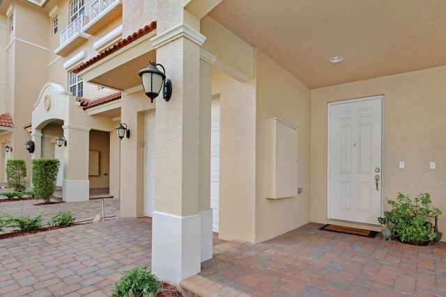 4711 Artesa Way E, Palm Beach Gardens, FL 33418