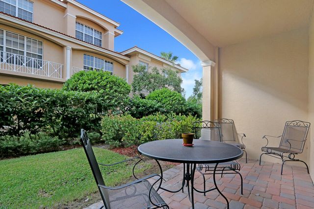 4711 Artesa Way E, Palm Beach Gardens, FL 33418