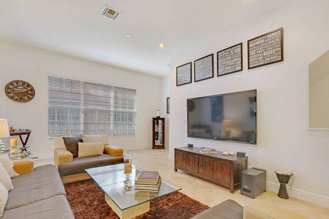 4711 Artesa Way E, Palm Beach Gardens, FL 33418