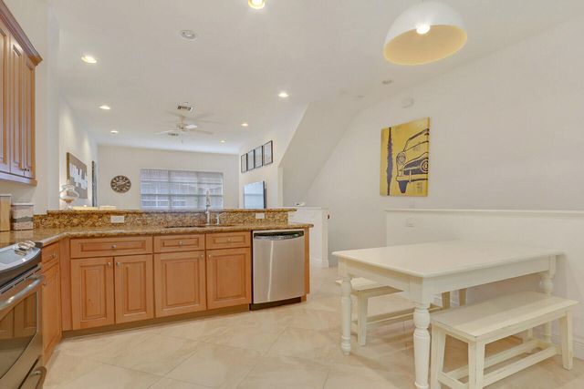 4711 Artesa Way E, Palm Beach Gardens, FL 33418