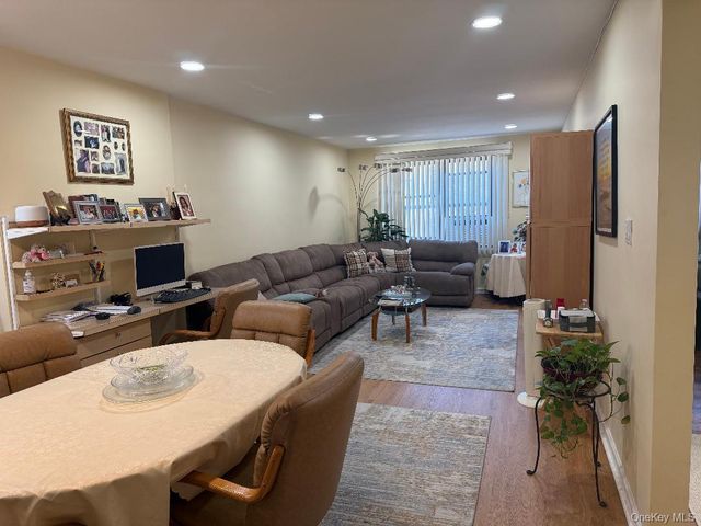 87-15 204th Street B51, Hollis, NY 11423