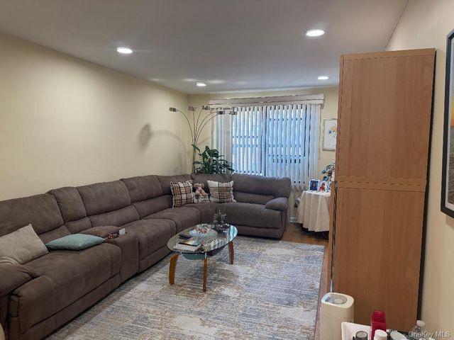 87-15 204th Street B51, Hollis, NY 11423