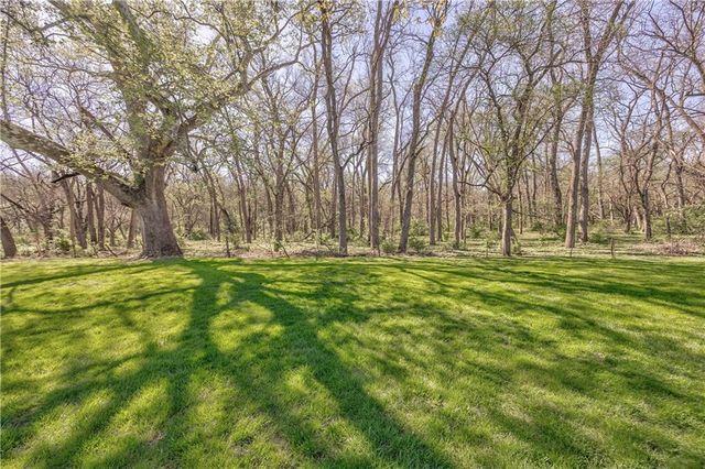 168 Canyon View Drive, Lansing, KS 66043