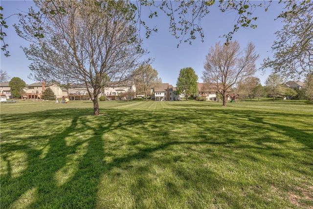 168 Canyon View Drive, Lansing, KS 66043
