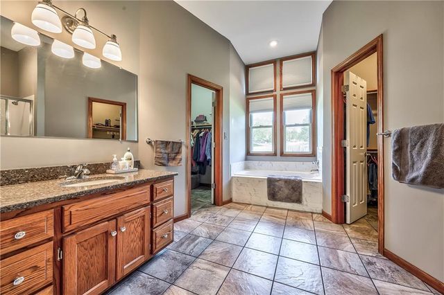 168 Canyon View Drive, Lansing, KS 66043