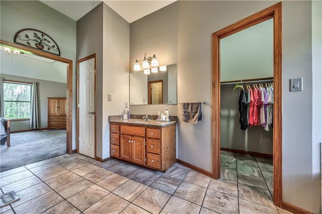 168 Canyon View Drive, Lansing, KS 66043