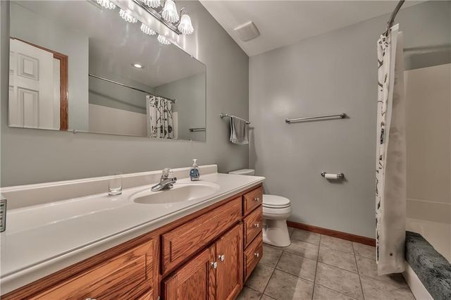 168 Canyon View Drive, Lansing, KS 66043