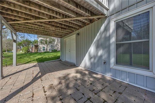 168 Canyon View Drive, Lansing, KS 66043