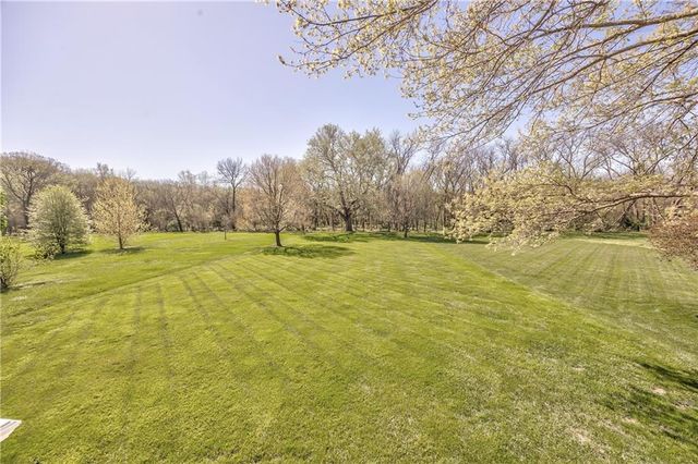 168 Canyon View Drive, Lansing, KS 66043
