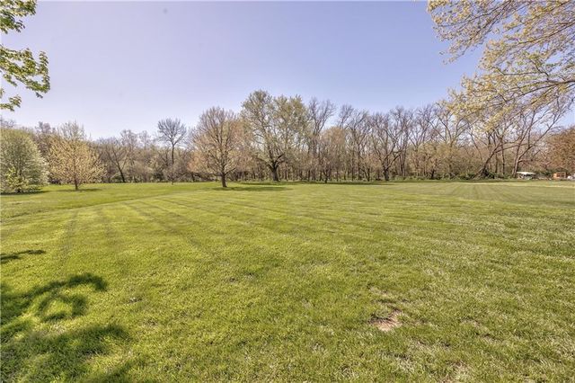 168 Canyon View Drive, Lansing, KS 66043