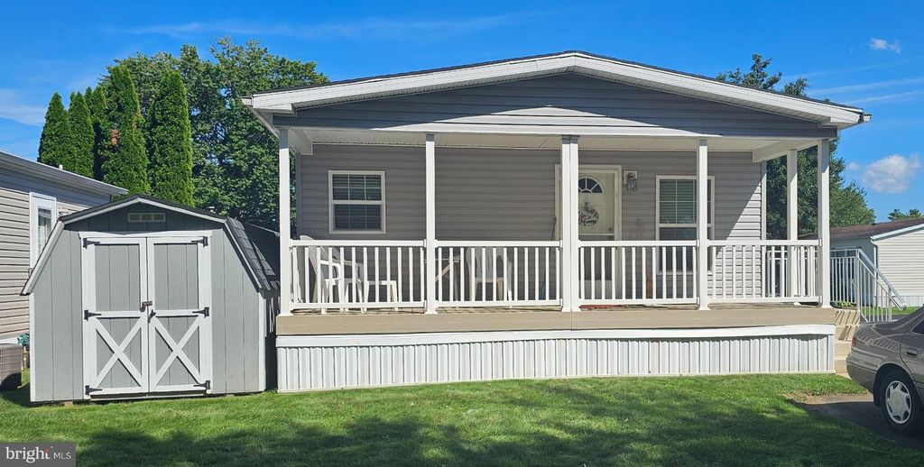 2304 BROWNSVILLE RD #J-15, FEASTERVILLE-TREVOSE, PA 19053 — exterior