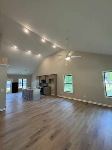 207 Strawberry St, Portland, TN 37148
