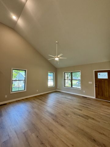 207 Strawberry St, Portland, TN 37148