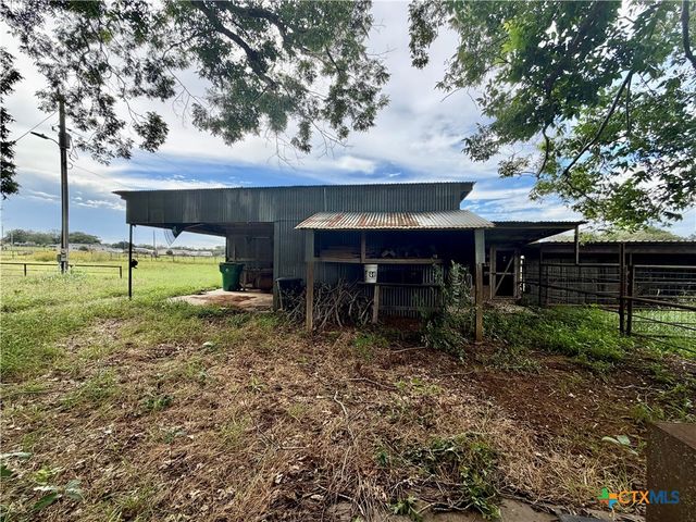 17 County Road 236A, Gonzales, TX 78629