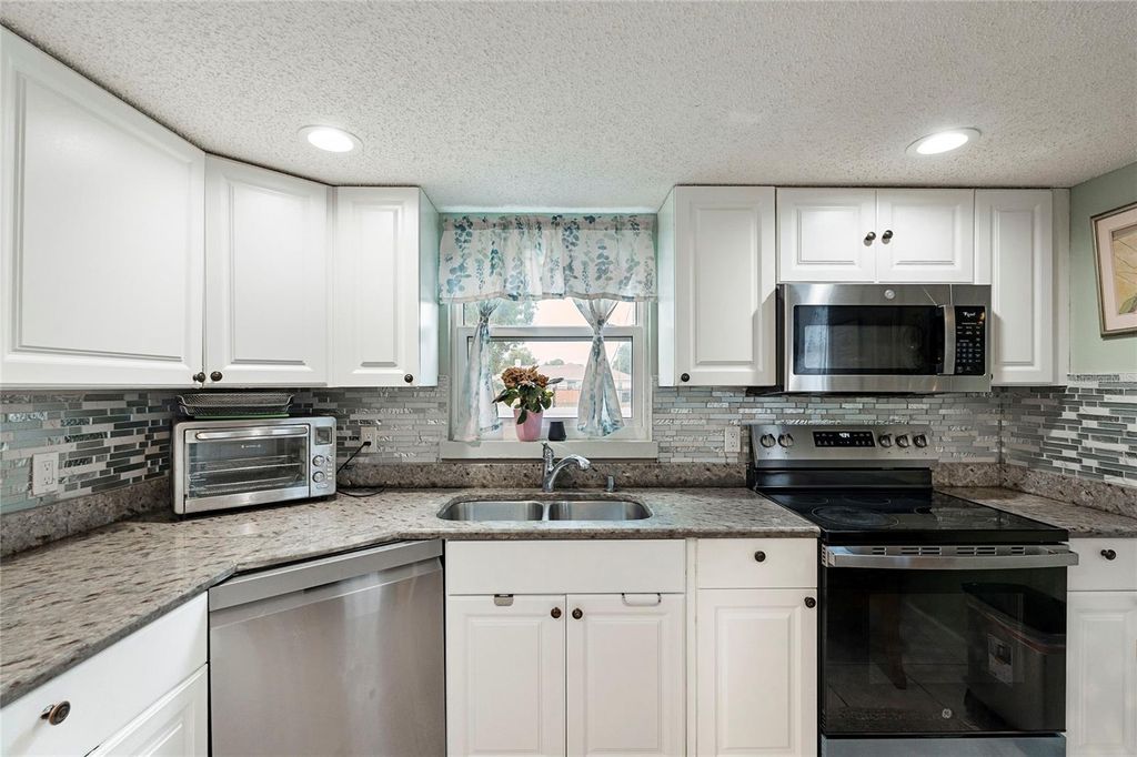 Image 5 of property listing at 7067 JARVIS ROAD, Sarasota, FL 34241