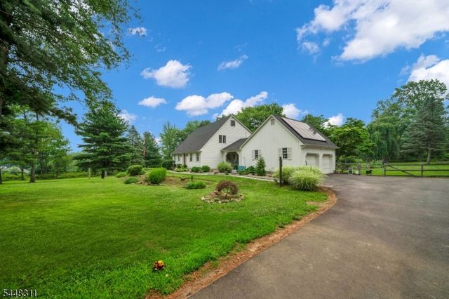5 Fieldstone Dr, Clinton Twp., NJ 08833
