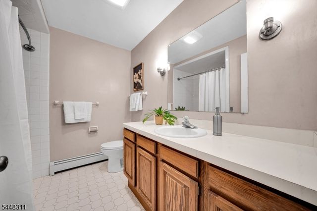 5 Fieldstone Dr, Clinton Twp., NJ 08833