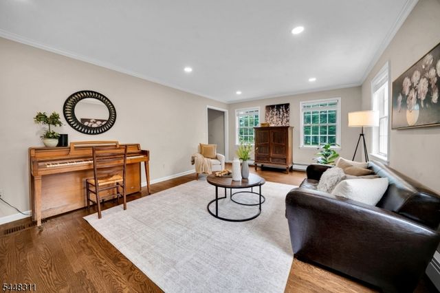 5 Fieldstone Dr, Clinton Twp., NJ 08833