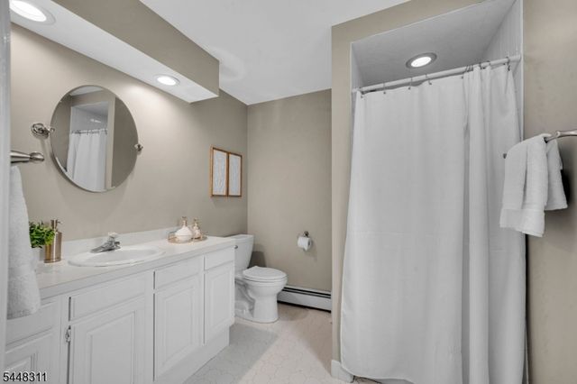 5 Fieldstone Dr, Clinton Twp., NJ 08833