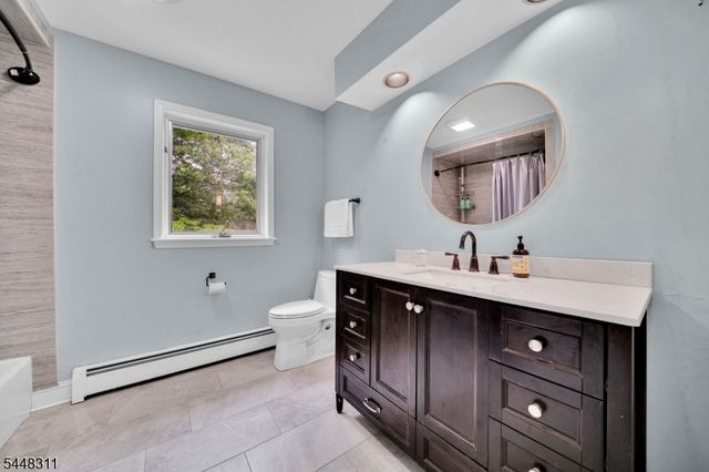 5 Fieldstone Dr, Clinton Twp., NJ 08833