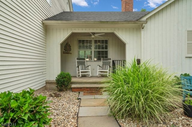 5 Fieldstone Dr, Clinton Twp., NJ 08833