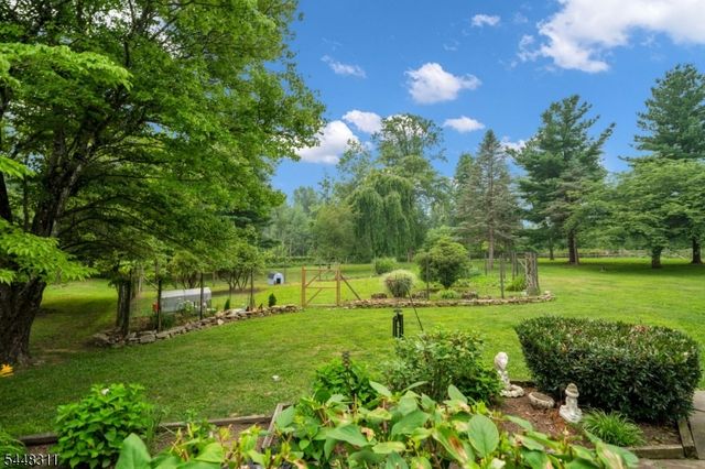 5 Fieldstone Dr, Clinton Twp., NJ 08833